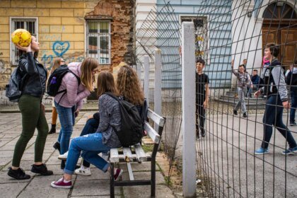 DVIJE ŠKOLE POD JEDNIM KROVOM: Kako je segregacija postala zvanična obrazovna politika?