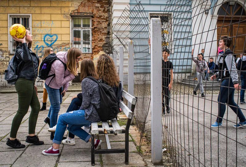 DVIJE ŠKOLE POD JEDNIM KROVOM: Kako je segregacija postala zvanična obrazovna politika?