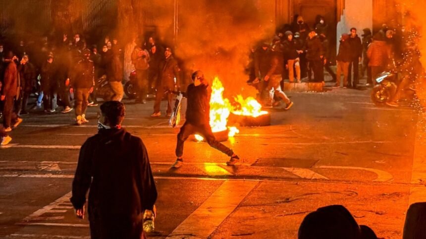 Teheran u kaosu, Trump prijeti silom: “Diplomacija je prva, ali…”