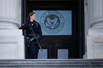 Policija je uhapsila muškarca sa sačmarom koji trči prema zgradi američkog Kapitola