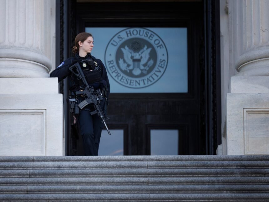 Policija je uhapsila muškarca sa sačmarom koji trči prema zgradi američkog Kapitola