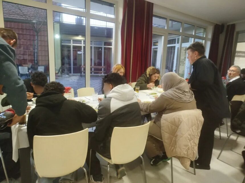 ZAJEDNIČKE USPOMENE I ŽELJE: Zajednički iftar dječaka bez pratnje Sarajevskog prihvatnog centra i štićenika Sumera